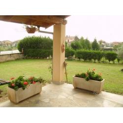 Pinerolo v.ze, alloggio con giardino, portico box