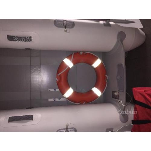 Gommone con motore fuoribordo mercury