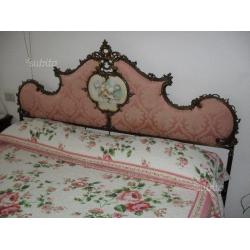 Testata letto con giroletto con piedini