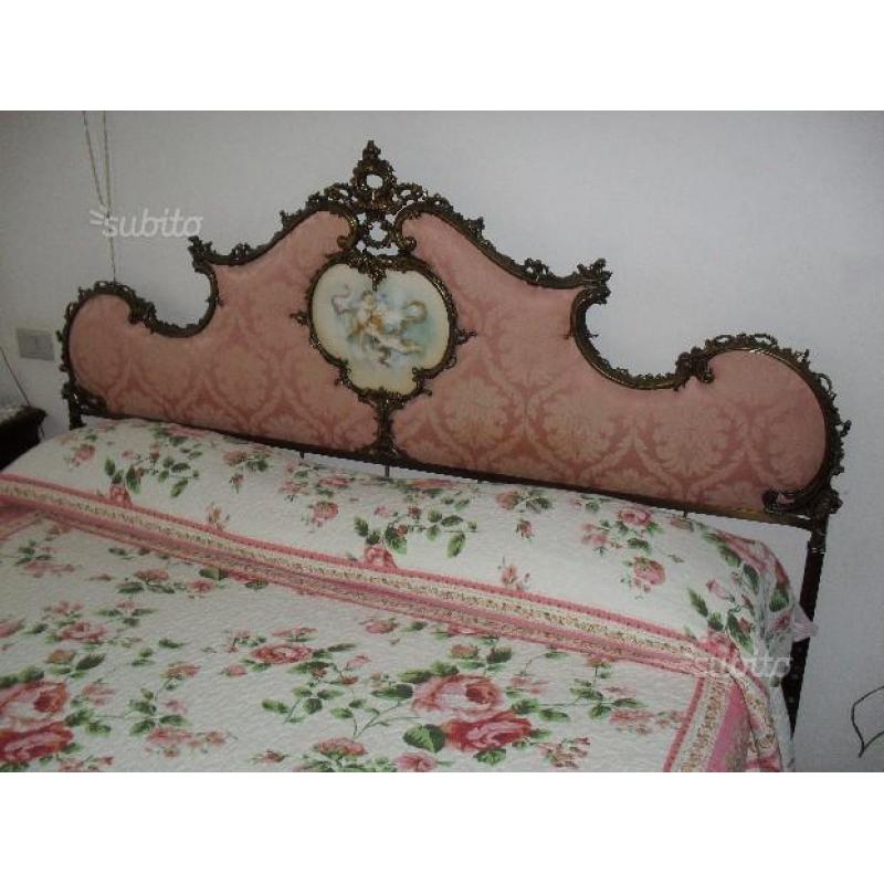 Testata letto con giroletto con piedini