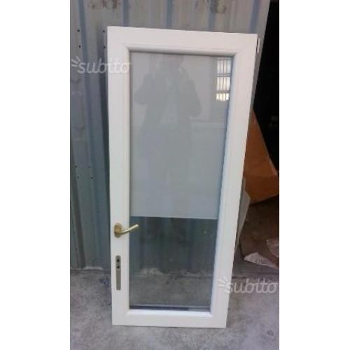 Finestra speciale in pvc bianca effetto legno
