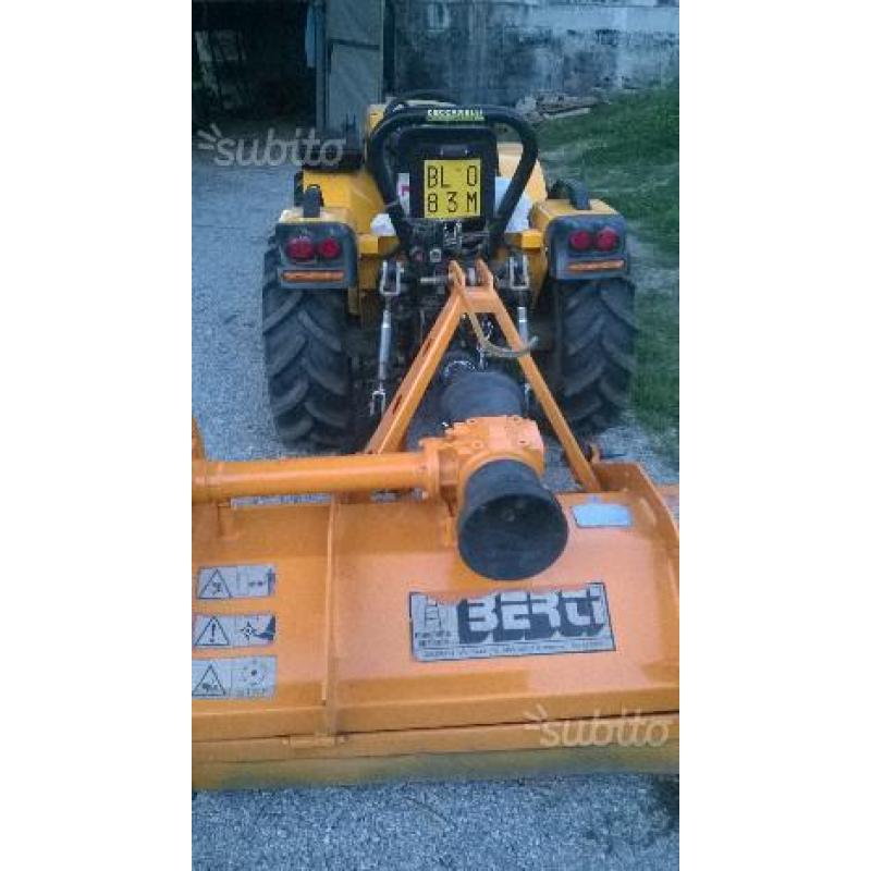 Trattore nuovo completo di accessori