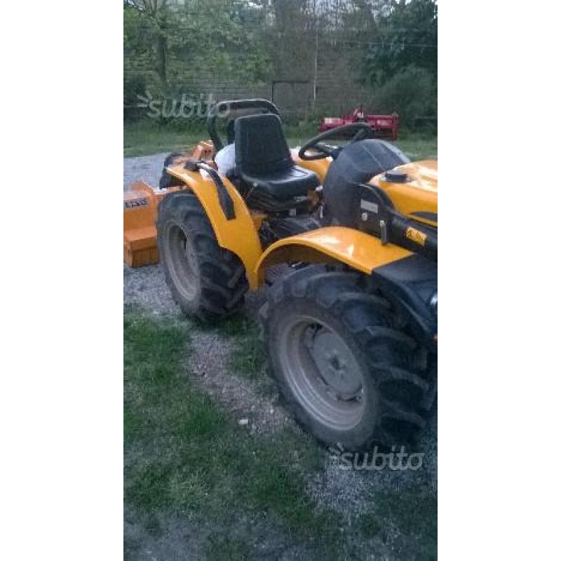 Trattore nuovo completo di accessori