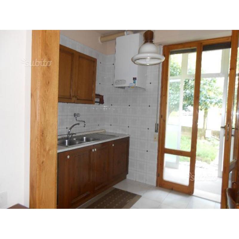 Ampio trilocale con giardino privato e box