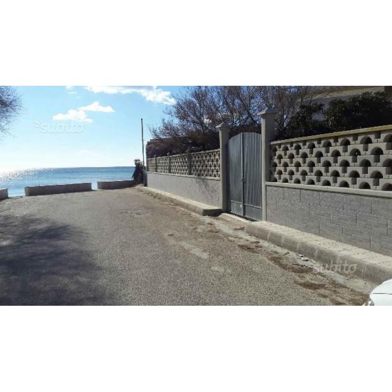 Ampio monolocale nel verde sul mare a Torre Lapill