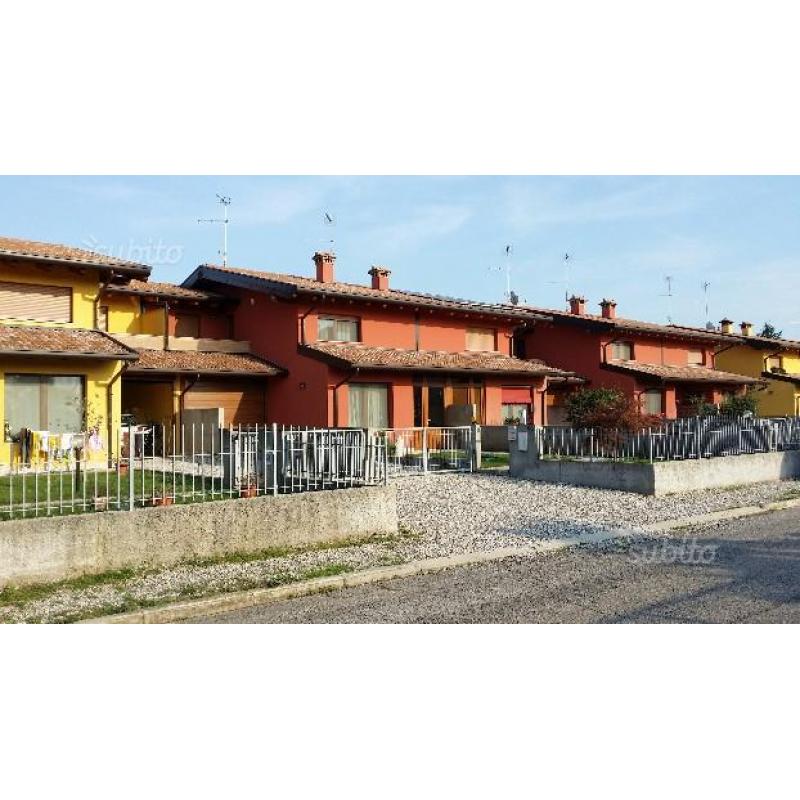 Villetta accostata castions di strada