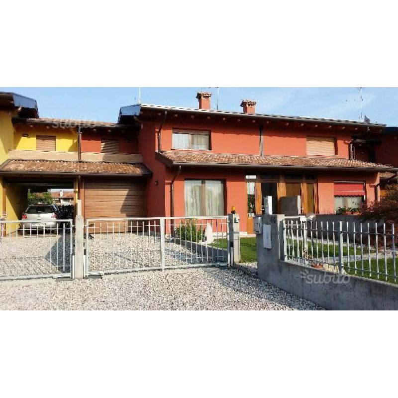 Villetta accostata castions di strada