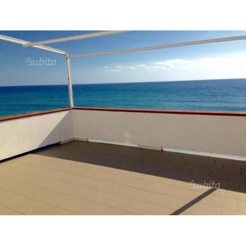 DENTRO L'ACQUA attici con terrazza sulla spiaggia