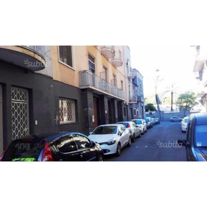 2 vani in zona centrale , con cortiletto