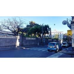 2 vani in zona centrale , con cortiletto