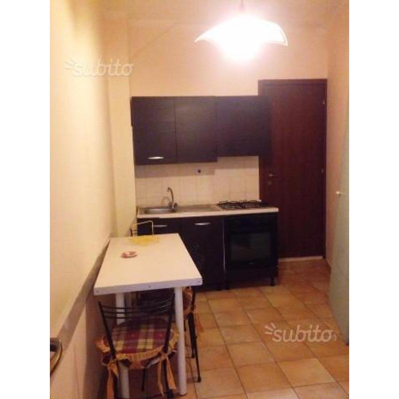 2 vani in zona centrale , con cortiletto