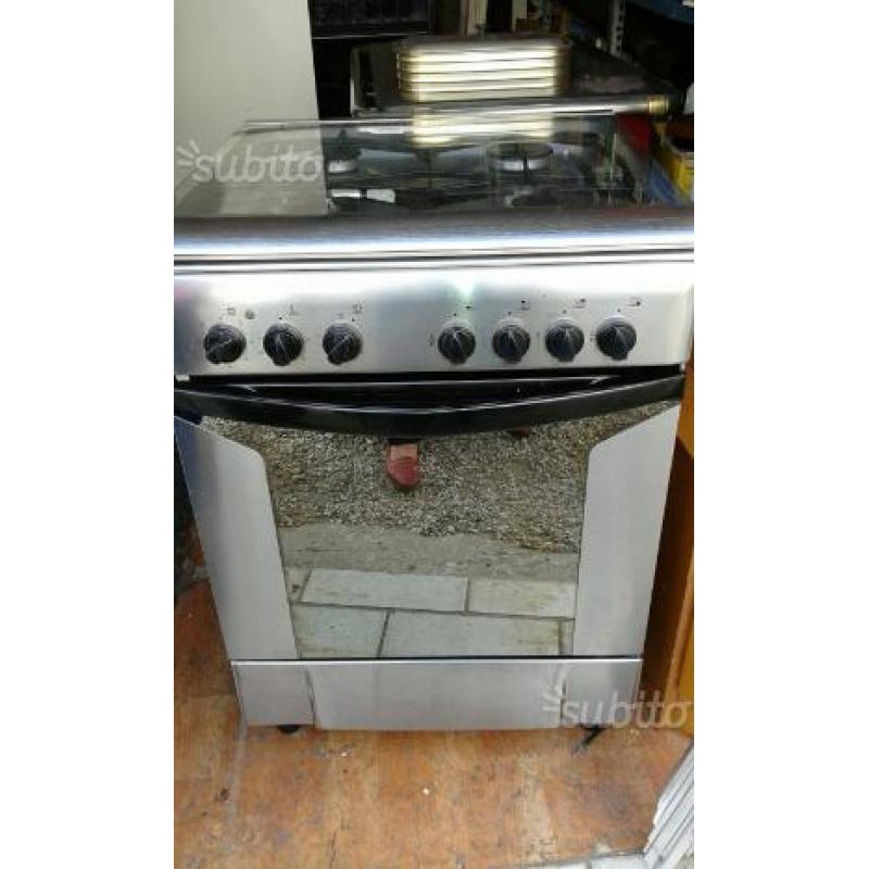 Cucina a gas con forno elettrico