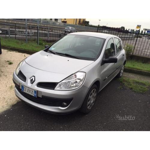 RENAULT Clio 1.4 16V cat 5 porte Confort Dynamiq