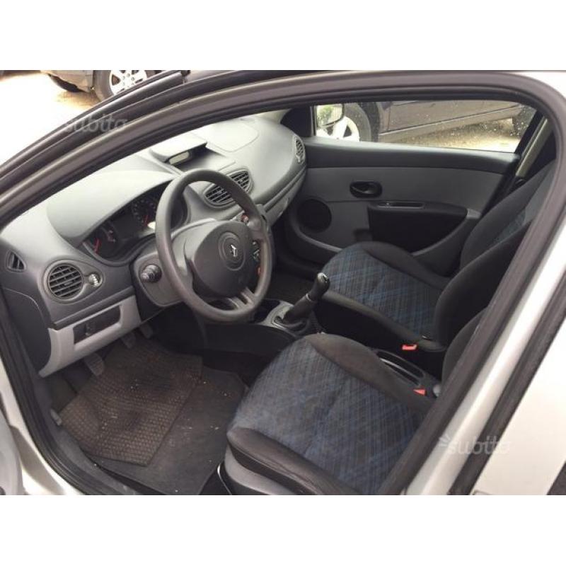 RENAULT Clio 1.4 16V cat 5 porte Confort Dynamiq