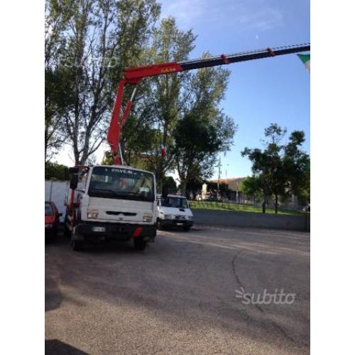 Autocarro renault con gru