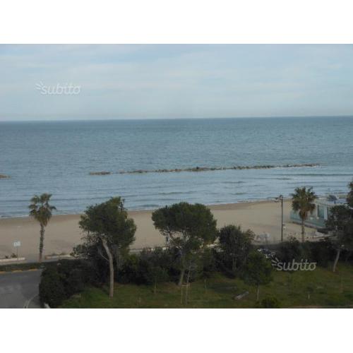 Riviera trilocali di 80 mq vista mare 50 mt. mare