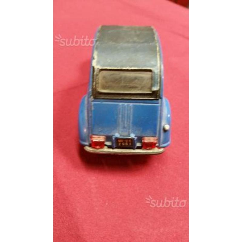 Vecchia Citroen 2CV