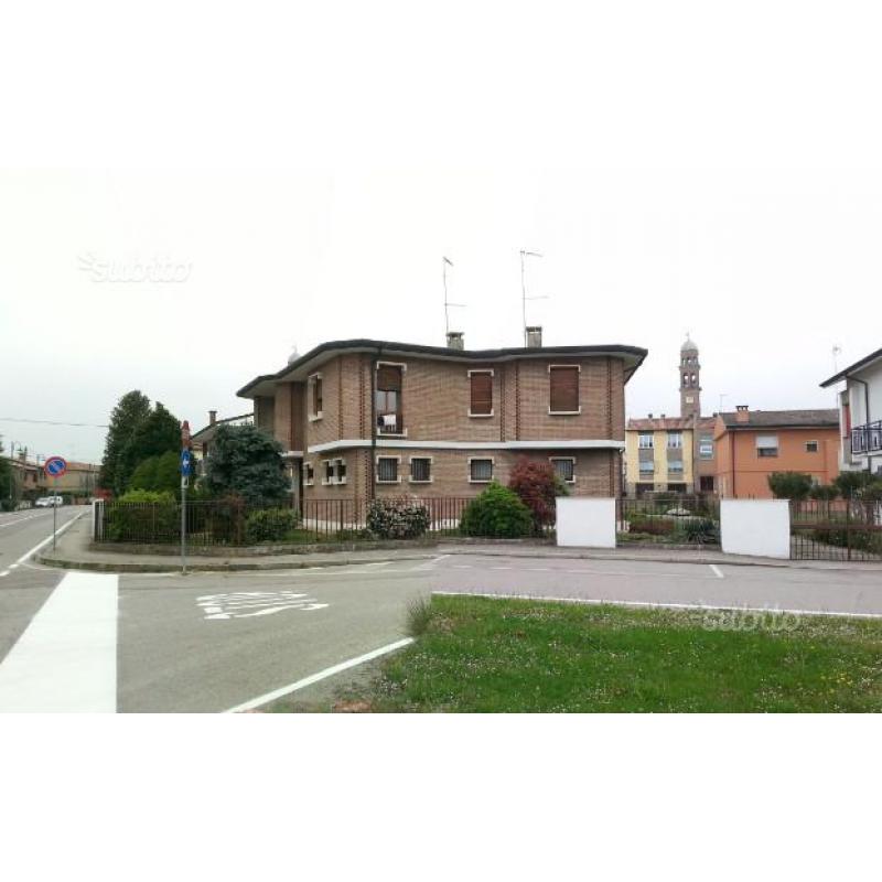 Stienta - villa indipendente