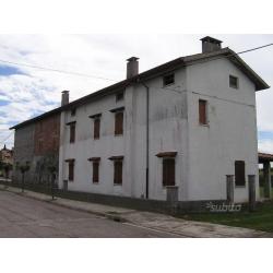 Fabbricato residenziale con rustici e braida