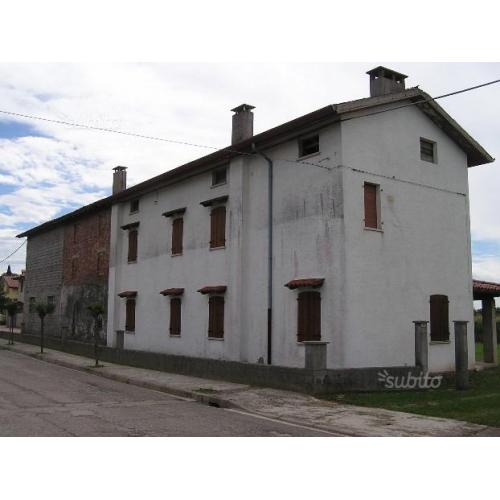 Fabbricato residenziale con rustici e braida