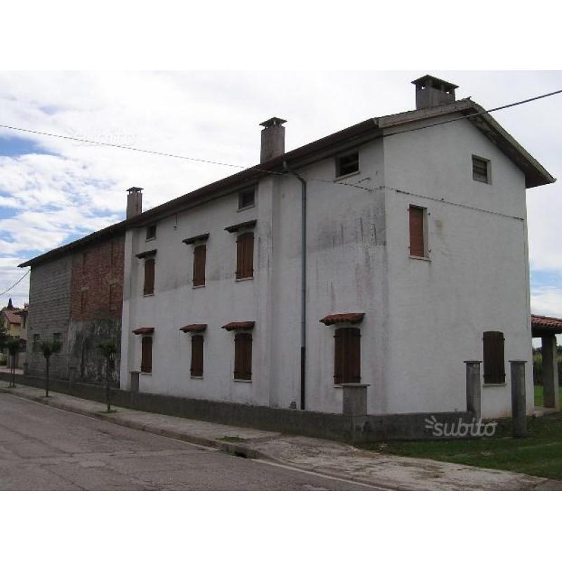 Fabbricato residenziale con rustici e braida