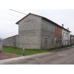 Fabbricato residenziale con rustici e braida