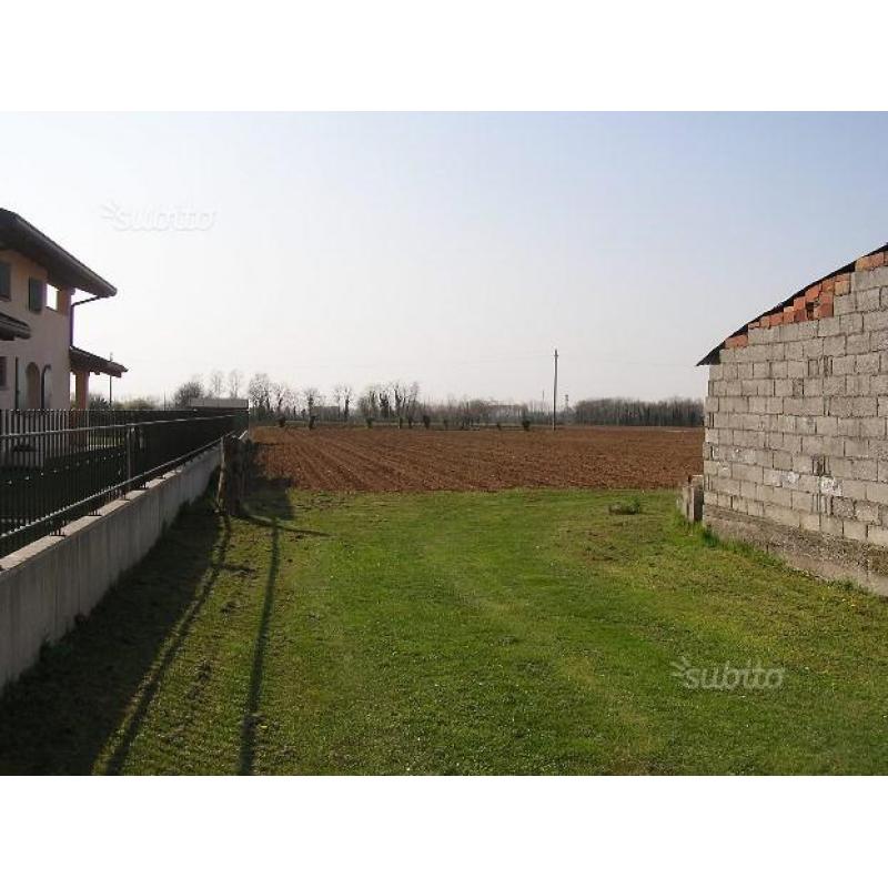 Fabbricato residenziale con rustici e braida