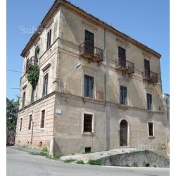 Palazzo storico in centro a pochi km dal mare