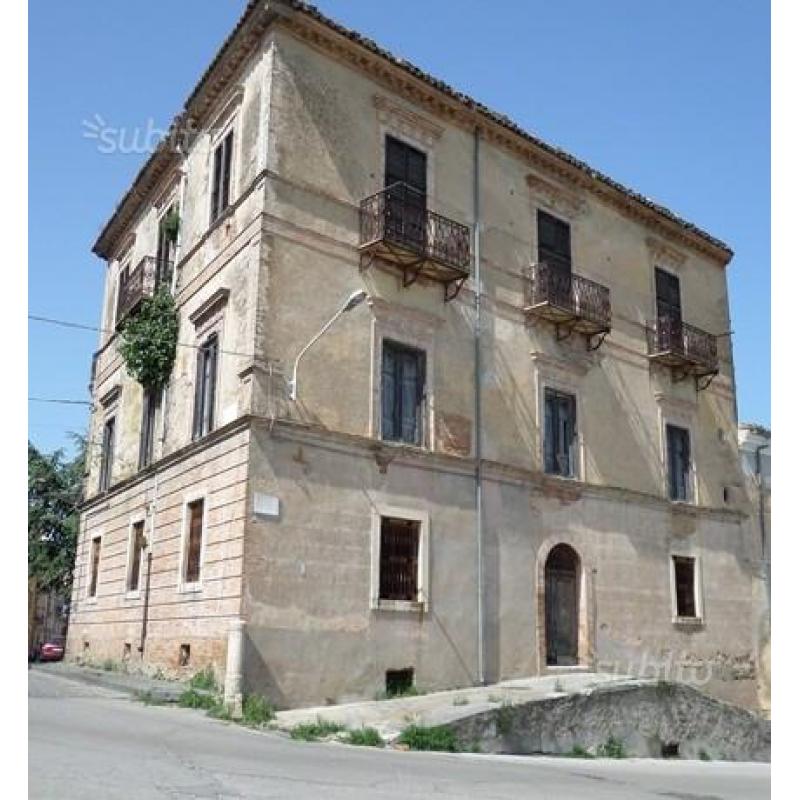 Palazzo storico in centro a pochi km dal mare