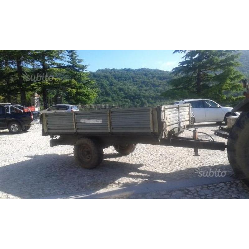 Trattore Fiat 80-66 con rimorchio
