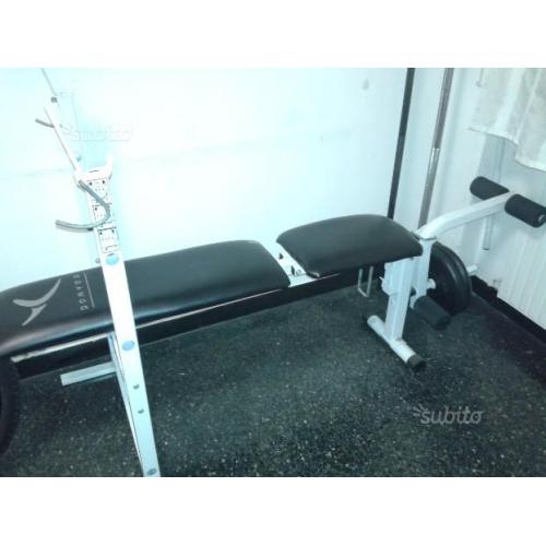 Panca piana con bilanciere e 40 kg di pesi