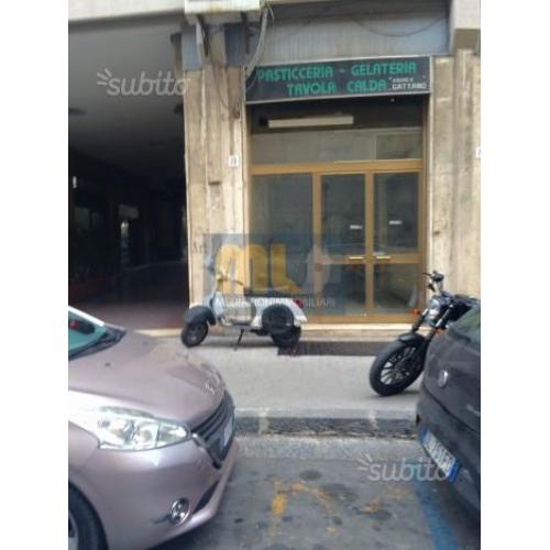 Via Don Luigi Sturzo: bottega 4 punti luce