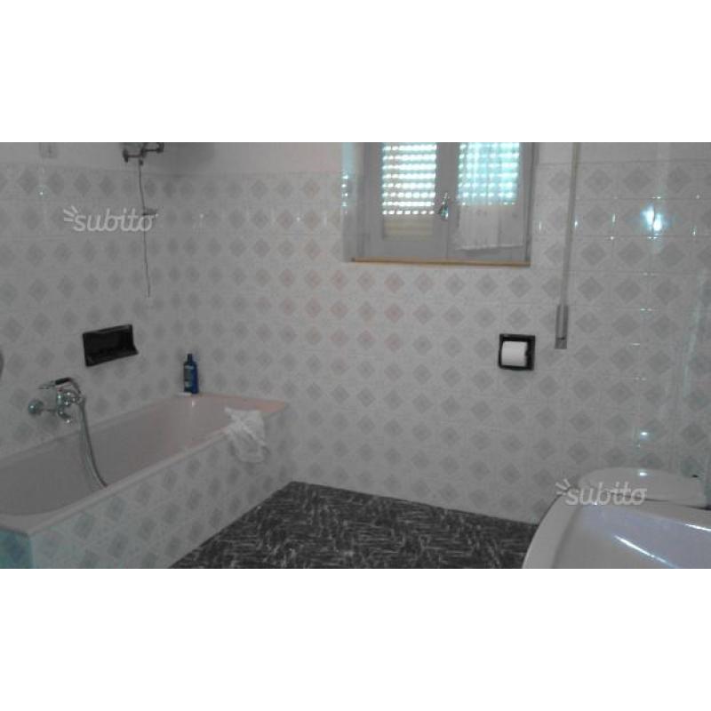 Casa con box, edifici rurali e terreno con pozzo