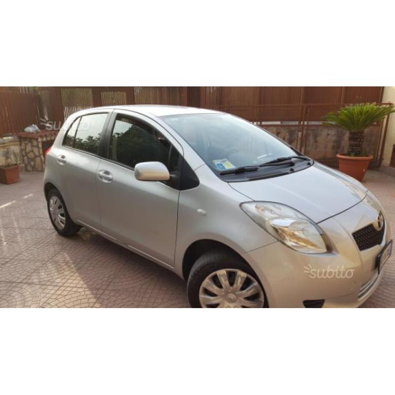 Toyota yaris anno 2008 1.0 benzina 5 porte