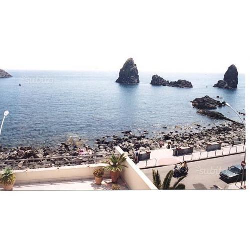 Acitrezza, fronte Faraglioni, trivani sul mare