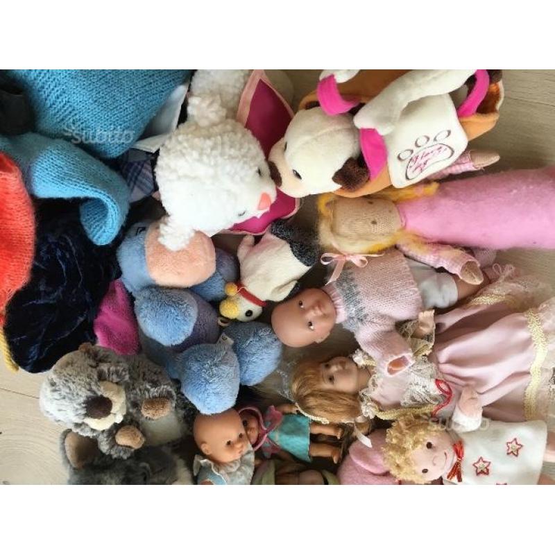Bambole varie+vestitini+peluche vari