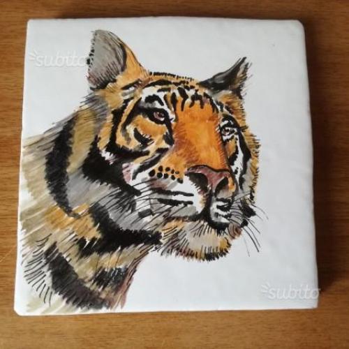 Mattonella in terracotta decorata con tigre