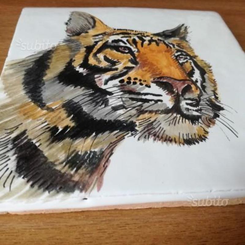 Mattonella in terracotta decorata con tigre