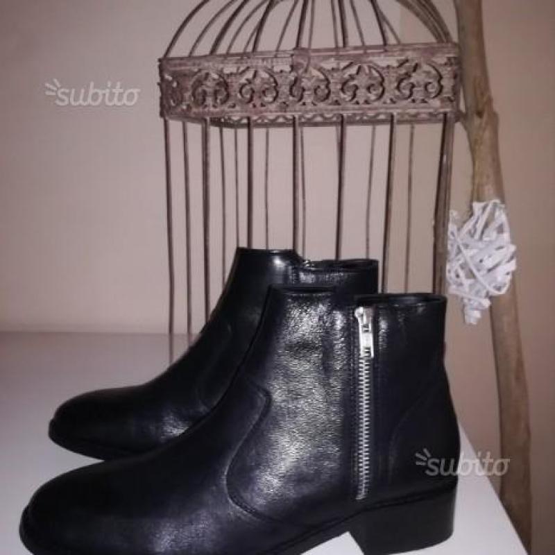 Stivaletti tronchetti in vera pelle neri