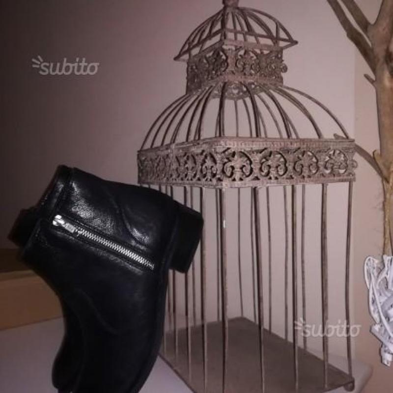 Stivaletti tronchetti in vera pelle neri