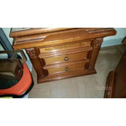 Coppia di comodini in legno