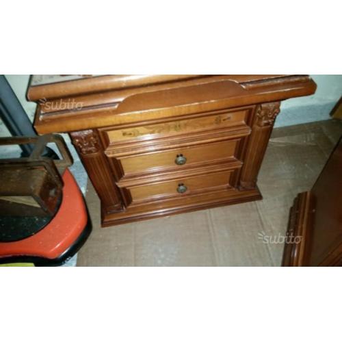 Coppia di comodini in legno