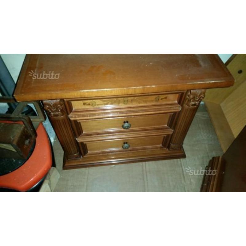 Coppia di comodini in legno