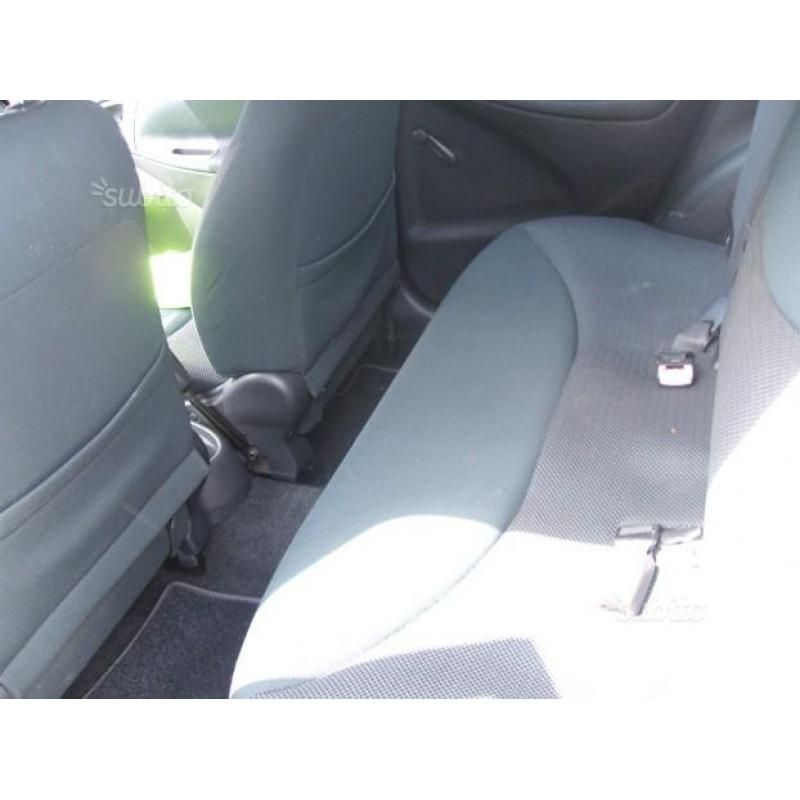 TOYOTA Yaris - 2004