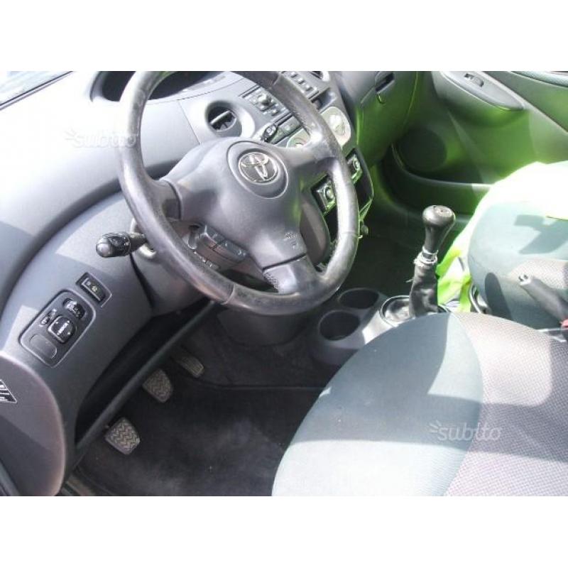 TOYOTA Yaris - 2004